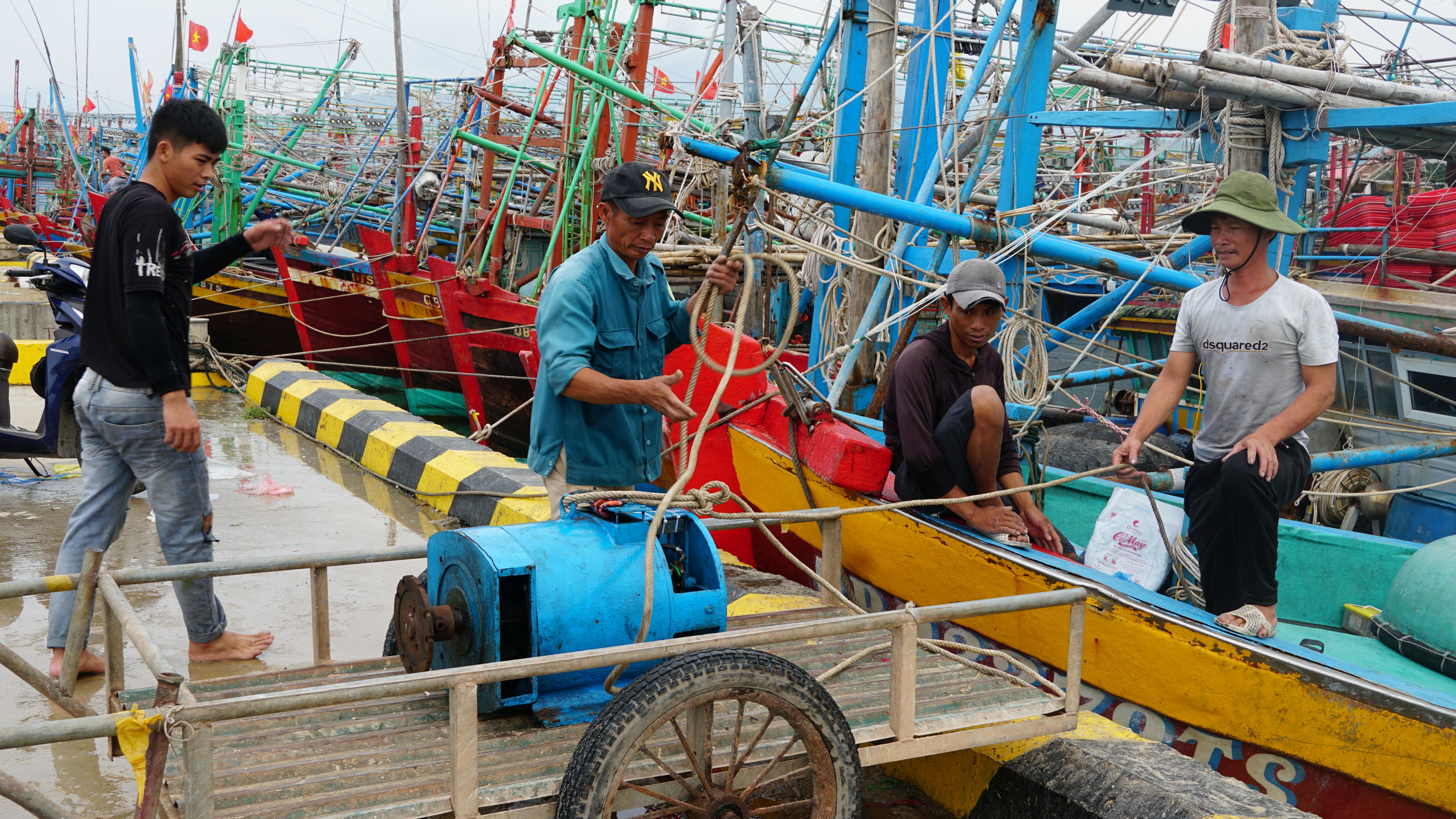 Ngư dân Cảnh Dương (Quảng Trạch) chằng néo tàu thuyền, đưa các thiết bị quan trọng về cất giữ để tránh va đập, thiệt hại khi có bão.