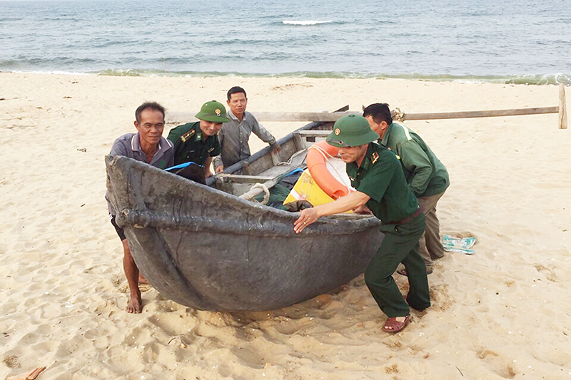 Lực lượng Đồn Biên phòng cửa khẩu Cảng Gianh hỗ trợ ngư dân bãi ngang phường Quảng Thọ, TX. Ba Đồn đưa thuyền lên bờ cao tránh sóng lớn.