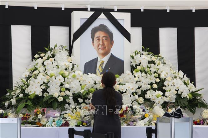 Một người phụ nữ bày tỏ lòng thành kính trước di ảnh của cố Thủ tướng Abe. Ảnh: Đào Thanh Tùng/TTXVN
