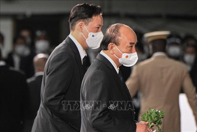 Chủ tịch nước Nguyễn Xuân Phúc (bên phải) đặt hoa tưởng niệm cố Thủ tướng Nhật Bản Abe Shinzo tại Lễ Quốc tang ở thủ đô Tokyo, ngày 27/9/2022. Ảnh: AFP/TTXVN
