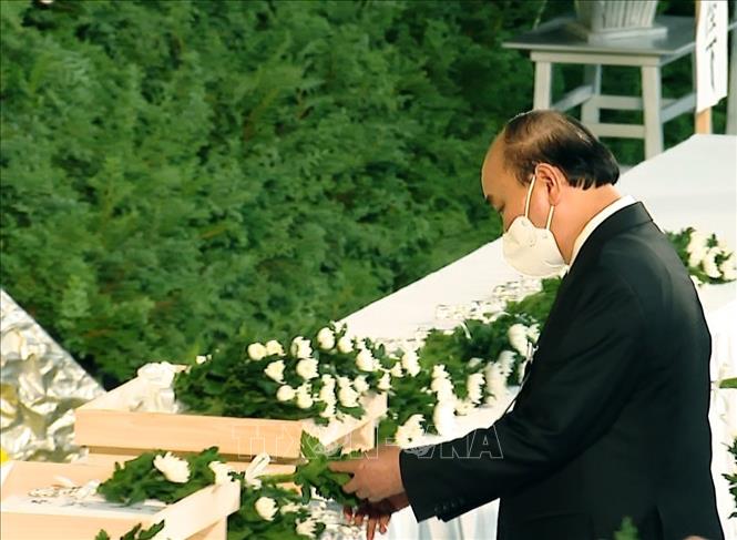 Chủ tịch nước Nguyễn Xuân Phúc đặt hoa tưởng niệm cố Thủ tướng Nhật Bản Abe Shinzo. Ảnh: Thống Nhất/TTXVN