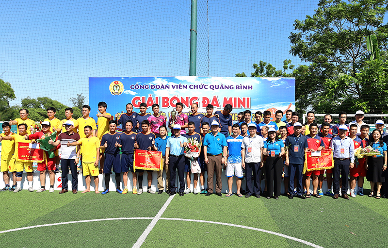 Công đoàn Viên chức tỉnh tổ chức giải bóng đá mini nhằm nâng cao đời sống tinh thần và tăng cường đoàn kết, gắn bó trong cán bộ, công chức, viên chức và người lao động.  