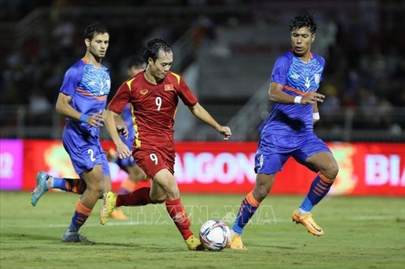 Pha tranh bóng giữa cầu thủ đội tuyển bóng đá Việt Nam với cầu thủ đội tuyển Ấn Độ. Ảnh: Thanh Vũ/TTXVN