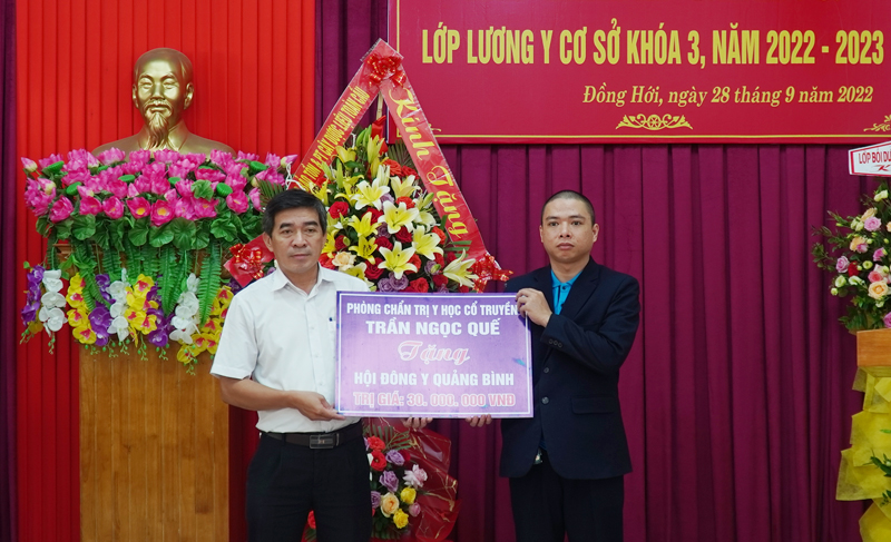 Đại diện Phòng Chẩn trị YHCT Trần Ngọc Quế trao tặng 30 triệu đồng.