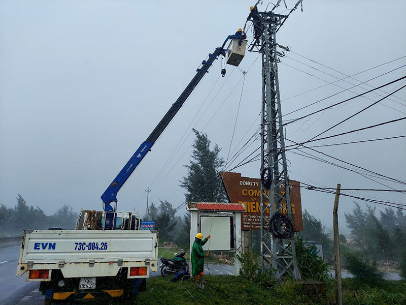 Công nhân PC Quảng Bình xử lý sự cố lưới điện sau bão