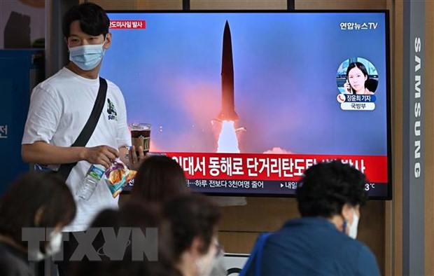 Người dân theo dõi qua truyền hình tại nhà ga Seoul (Hàn Quốc) về một vụ phóng thử tên lửa của Triều Tiên, ngày 25/9. (Ảnh: AFP/TTXVN)