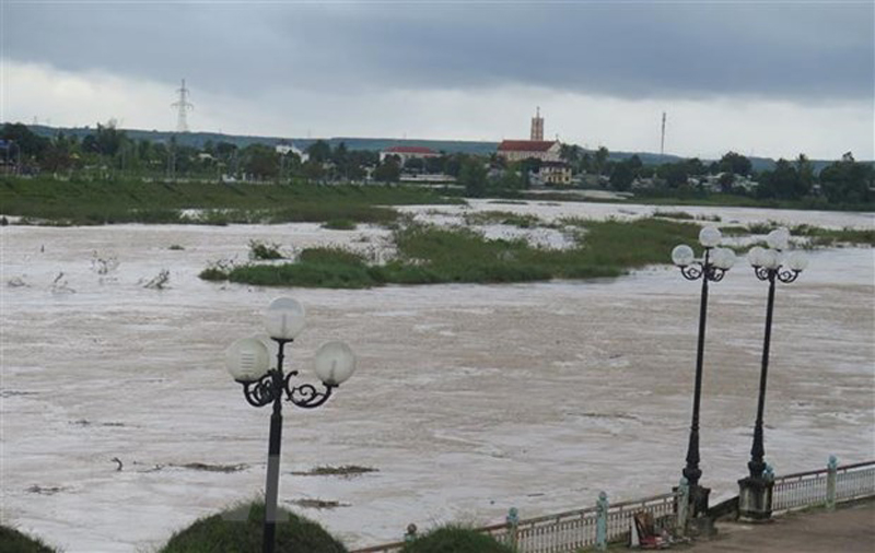 Sông Đăk Bla chảy qua địa phận thành phố Kon Tum vẫn ở mức cao, trên báo động 1. (Ảnh: Dư Toán/TTXVN)