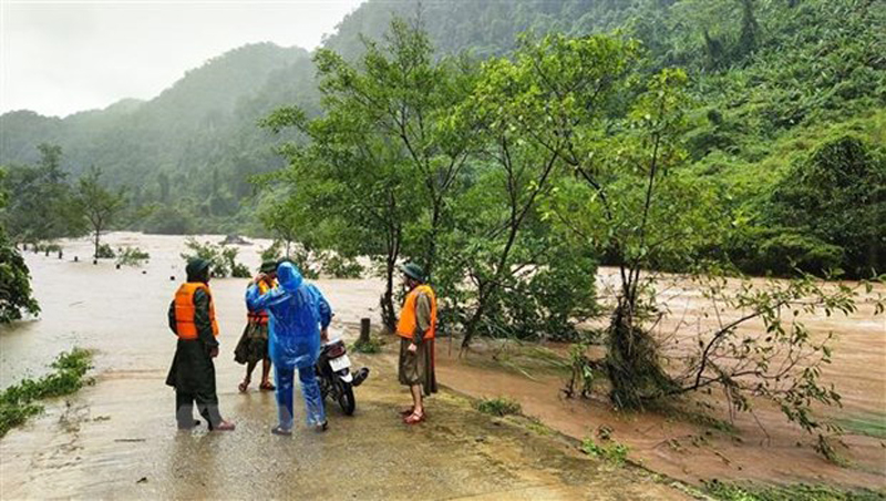 Một số tuyến đường giao thông trên địa bàn xã Trường Sơn, huyện Quảng Ninh, Quảng Bình bị ngập lụt. (Ảnh: TTXVN phát)
