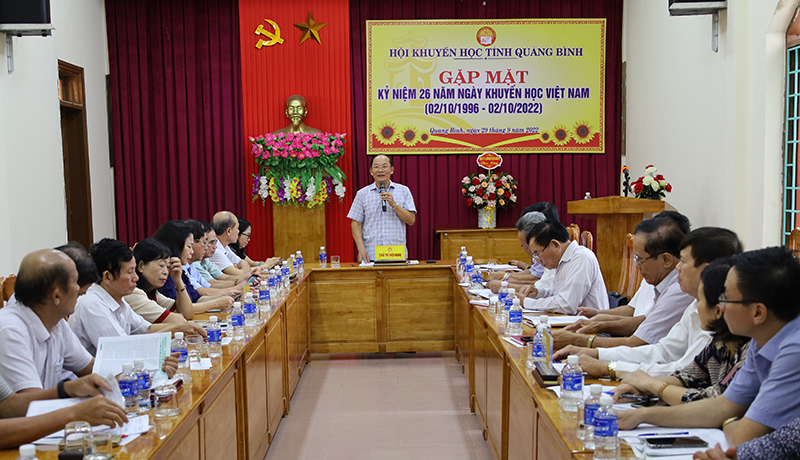 Chủ tịch Hội Khuyến học tỉnh Trần Xuân Vinh định hướng thảo luận tại hội nghị.
