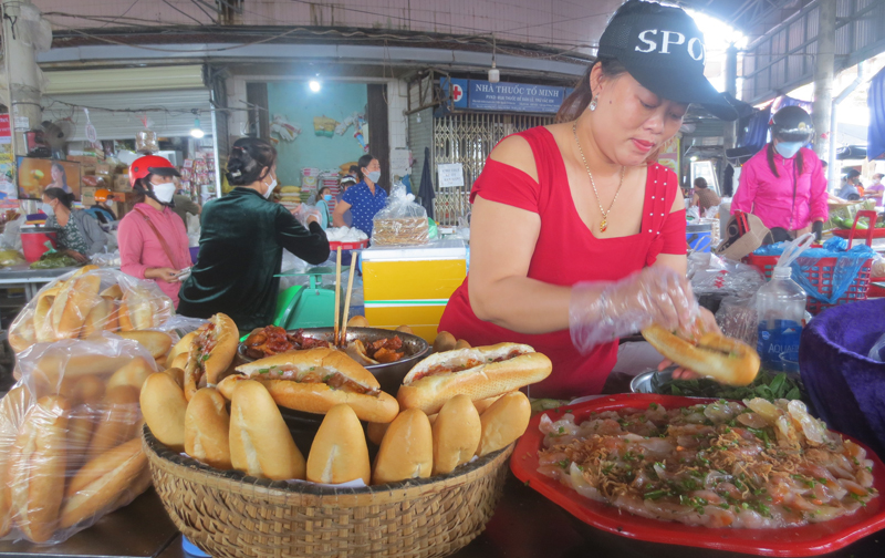 Bánh mì kẹp bánh bột lọc-một “biến tấu” của bánh bột lọc Quảng Bình rất được du khách yêu thích bởi ngon, rẻ, hấp dẫn.