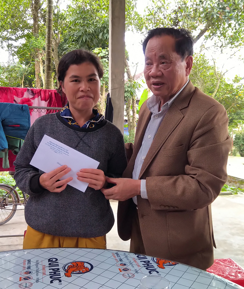 Ông Mai Xuân Thu trao hỗ trợ sinh kế cho gia đình có người tàn tật.
