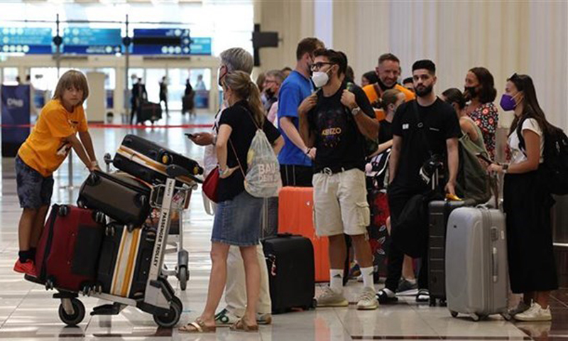 Hành khách tại sân bay quốc tế Dubai (UAE), ngày 16/8/2022. (Ảnh: AFP/TTXVN)