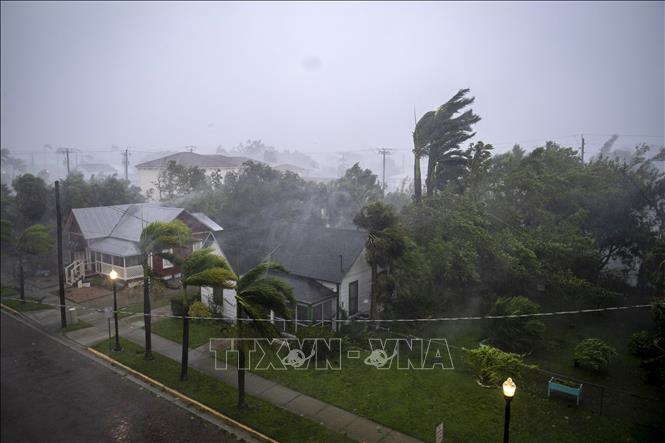 Gió lớn do bão Ian tại Punta Gorda, Florida, Mỹ, ngày 28/9/2022. Ảnh: AFP/TTXVN