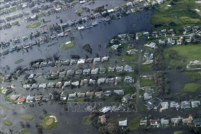 Cảnh đổ nát ở Fort Myers, bang Florida, Mỹ sau khi bão Ian đổ bộ ngày 29/9/2022. Ảnh: AFP/TTXVN