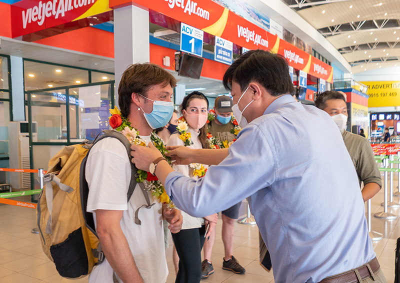 Sở Du lịch Quảng Bình đón khách quốc tế tại Cảng hàng không Đồng Hới. 