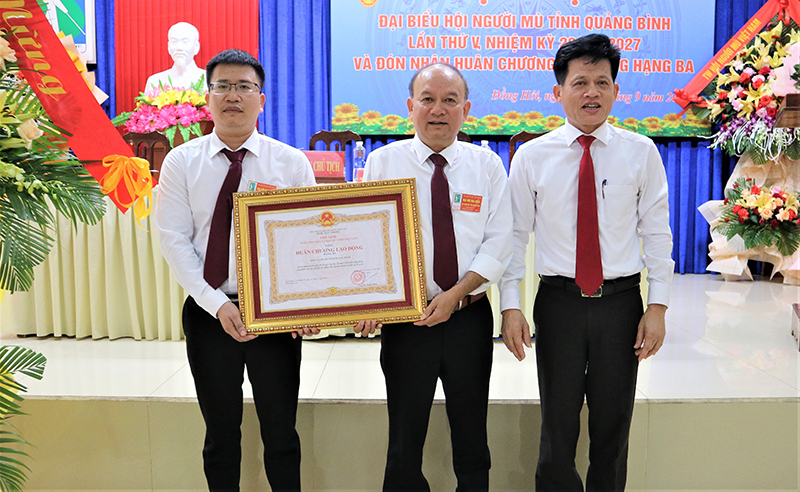 Thừa ủy quyền của Chủ tịch nước, đồng chí Lê Văn Bảo, Ủy viên Ban Thường vụ Tỉnh ủy, Trưởng Ban Dân vận Tỉnh ủy đã trao huân chương lao động hạng 3 cho Hội Người Mù tỉnh Quảng Bình