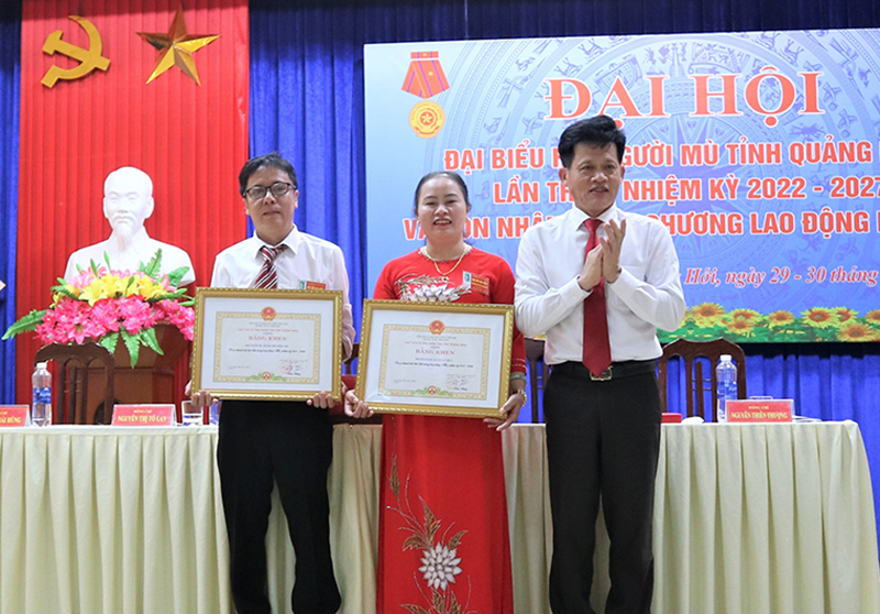 Đồng chí Lê Văn Bảo, Ủy viên Ban Thường vụ Tỉnh ủy, Trưởng Ban Dân vận Tỉnh ủy thay mặt lãnh đạo tỉnh trao bằng khen của UBND tỉnh của các tập thể thuộc Hội Người mù tỉnh đã có thành tích xuất sắc trong nhiệm kỳ 2017-2022.