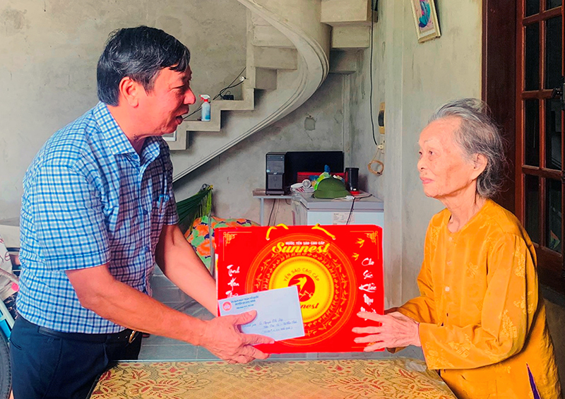 Lãnh đạo huyện Quảng Ninh thăm, tặng quà người cao tuổi có hoàn cảnh khó khăn trên địa bàn huyện.