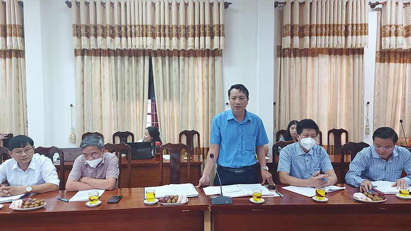 Đại diện Phòng GD-ĐT huyện Minh Hóa trình bày những khó khăn, vướng mắc của huyện trong công tác phát triển GD-ĐT
