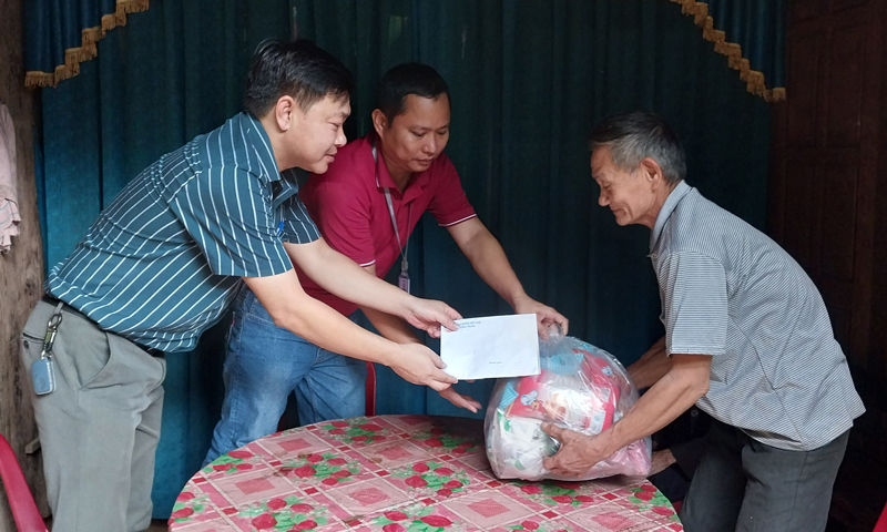 Công ty Yody trao quà hỗ trợ cho hộ nghèo, neo đơn ở huyện Minh Hóa