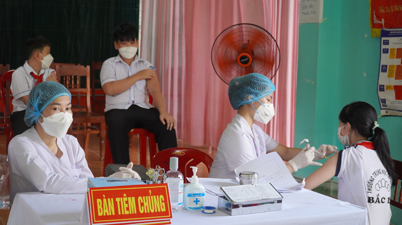 Quảng Bình tiếp tục tiêm vắc xin phòng Covid-19 cho người từ 12 tuổi trở lên