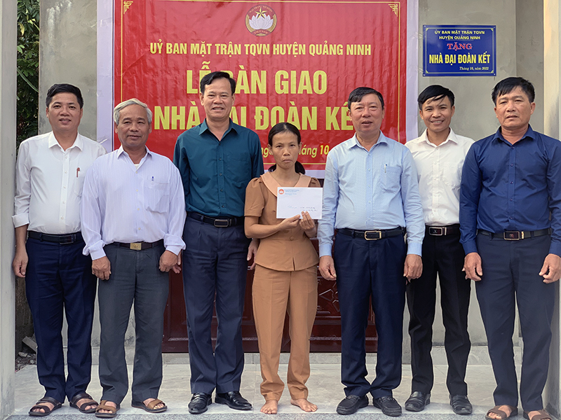 Quảng Ninh: Bàn giao nhà "Đại đoàn kết" cho hộ nghèo