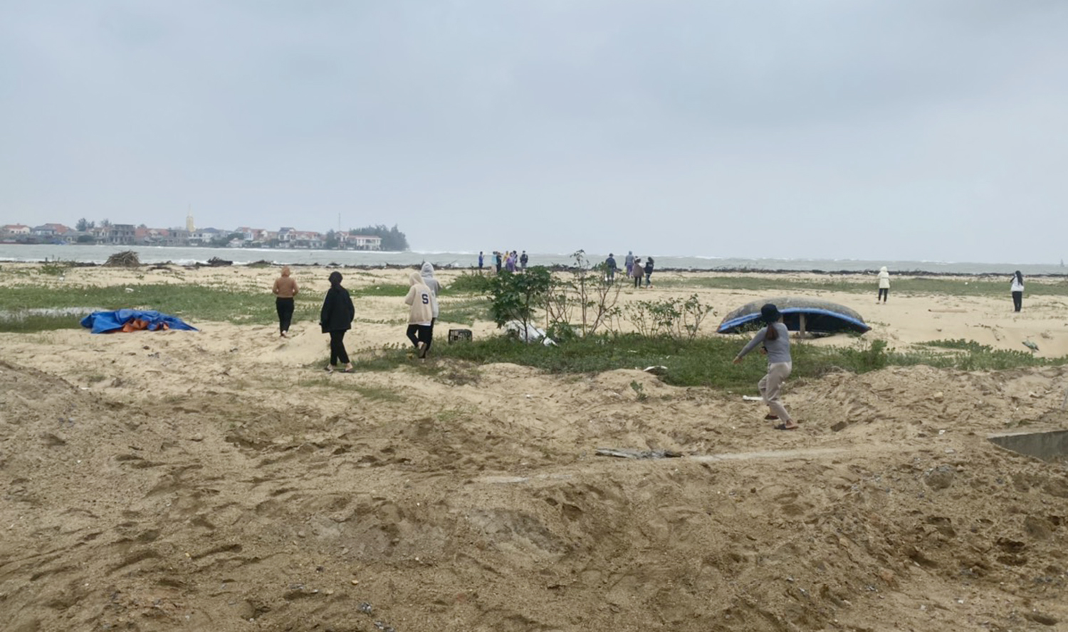 Phát hiện thi thể nữ trôi dạt vào bờ biển xã Thanh Trạch