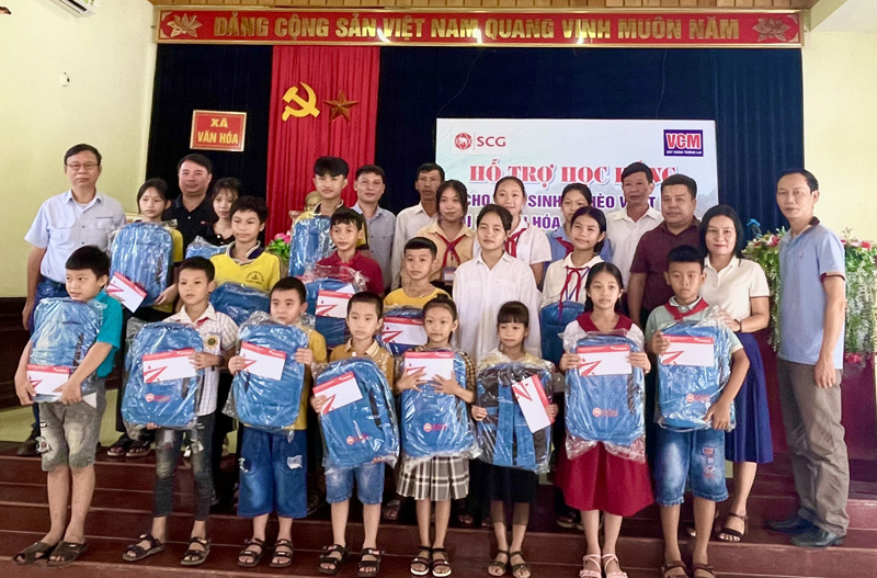 Trao học bổng cho học sinh nghèo vượt khó tại huyện Tuyên Hóa