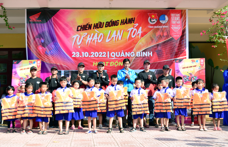 Trao tặng 500 phần quà cho các em học sinh xã Quảng Tiến