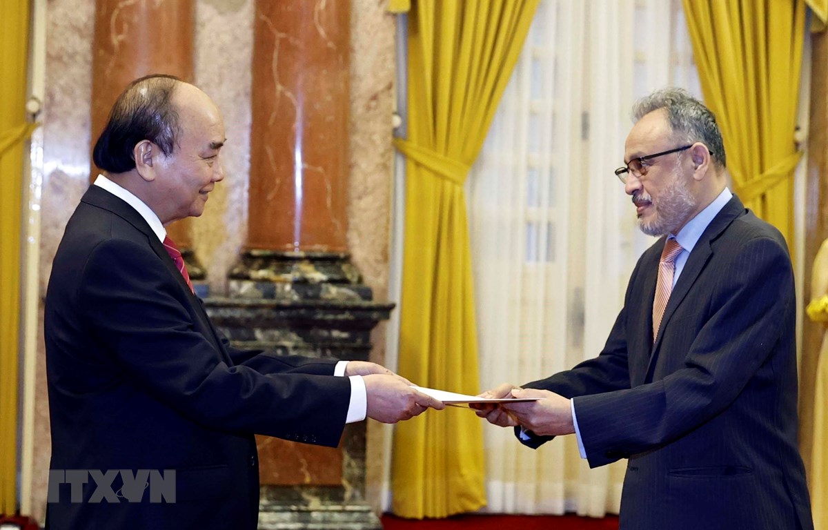 Chủ tịch nước Nguyễn Xuân Phúc tiếp Đại sứ các nước trình Quốc thư