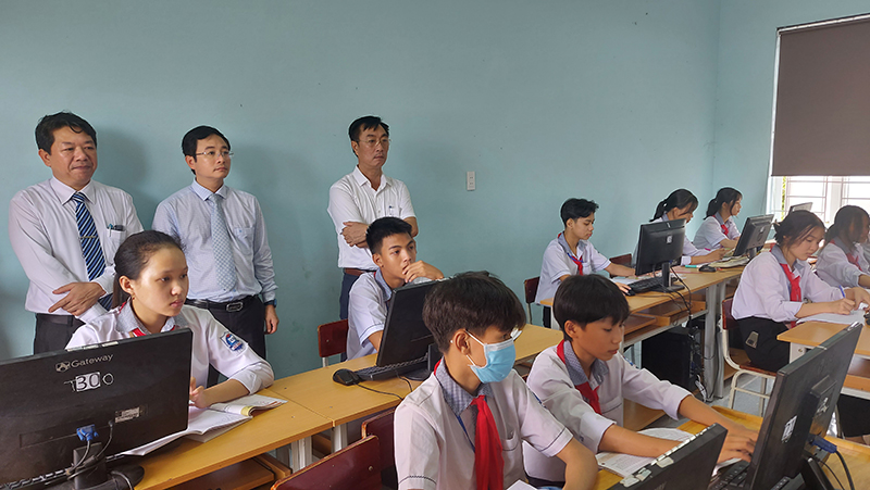 Tiết học ứng dụng CNTT ở Trường THCS Võ Ninh tạo hứng thú cho học sinh trong học tập