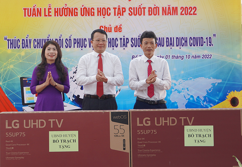 Lãnh đạo UBND huyện Bố Trạch trao tặng máy tính cho Trường Tiểu học và THCS Sơn Lộc và Trường Mầm non Sơn Lộc.