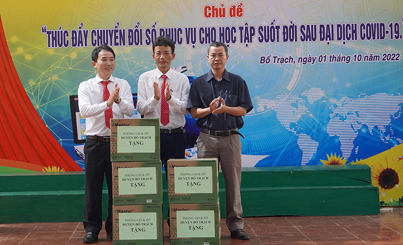 Phòng GD-ĐT huyện Bố Trạch tặng máy tính cho Trường Tiểu học và THCS Sơn Lộc và Trường THCS Xuân Trạch.