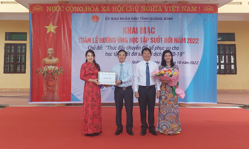 Ban chỉ đạo xây dựng xã hội học tập tỉnh tặng quà cho Trường THCS Võ Ninh.