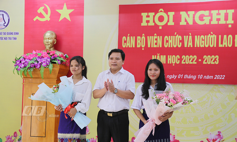  Thầy giáo Phạm Hồng Việt, Hiệu trưởng Trường phổ thông Dân tộc nội trú tỉnh tặng quà của Bí thư Tỉnh ủy Quảng Bình cho các em Cao Thị Hằng và Hồ Thị Lích.
