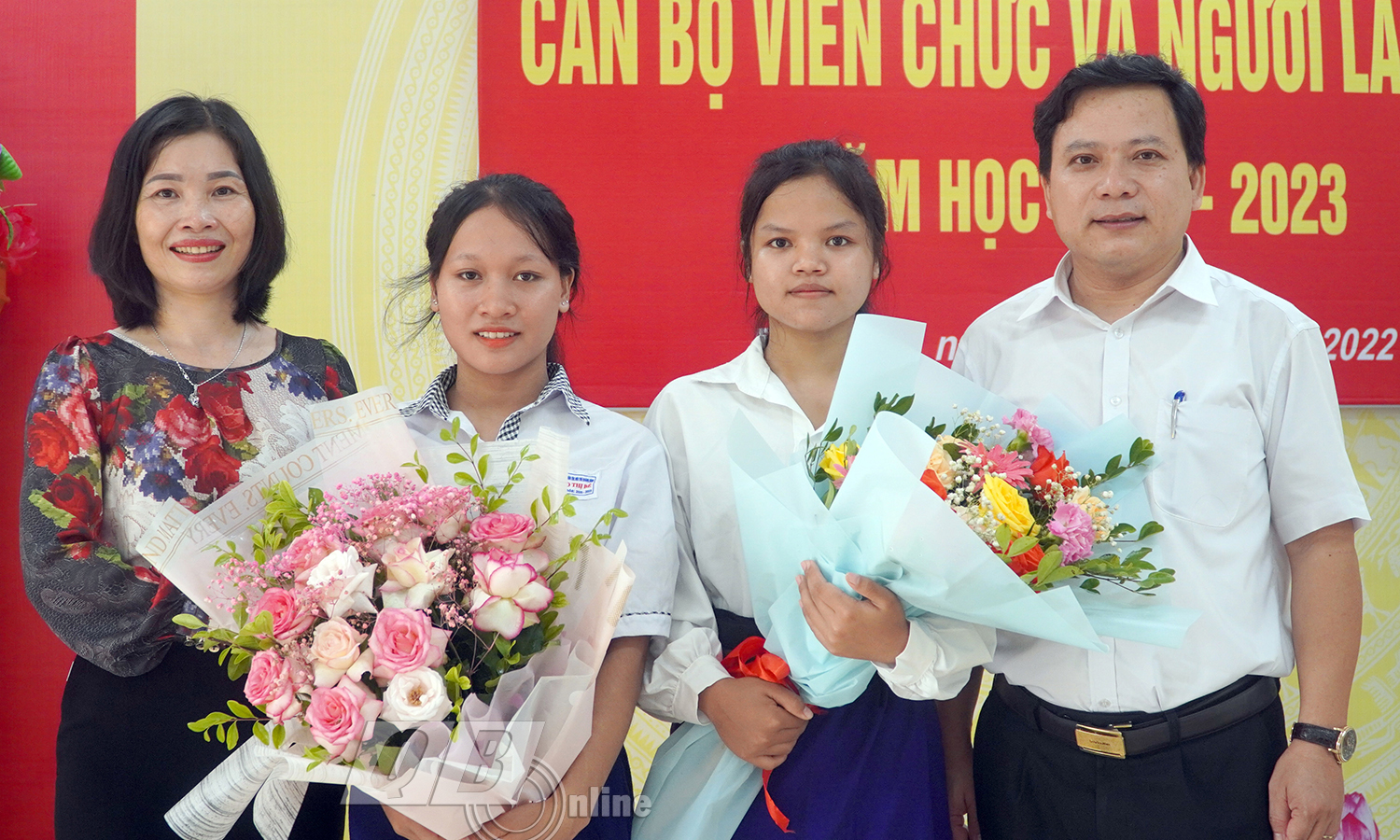 Thầy giáo hiệu trưởng Phạm Hồng Việt và cô giáo chủ nhiệm Nguyễn Thj Dung chúc mừng hai em