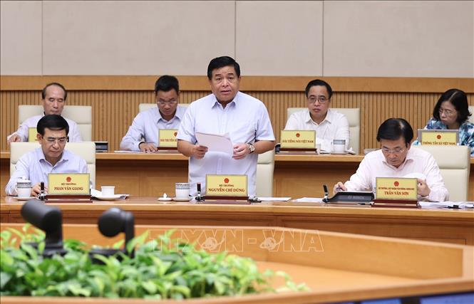 Bộ trưởng Bộ Kế hoạch và Đầu tư Nguyễn Chí Dũng báo cáo tình hình kinh tế - xã hội tháng 9 và 9 tháng năm 2022. Ảnh: Dương Giang/TTXVN