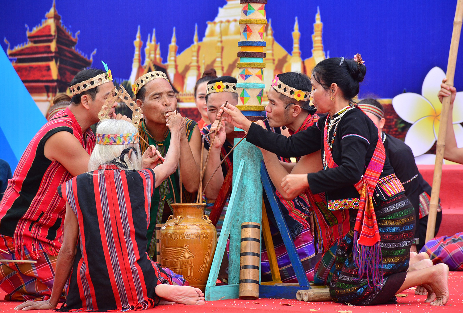  đoàn Quảng Bình đã biểu diễn các tiết mục nghệ thuật với các làn điệu dân ca, múa dân gian, nhạc cụ dân tộc mang nét riêng, độc đáo của các dân tộc đang sinh sống ở phía Tây Quảng Bình.