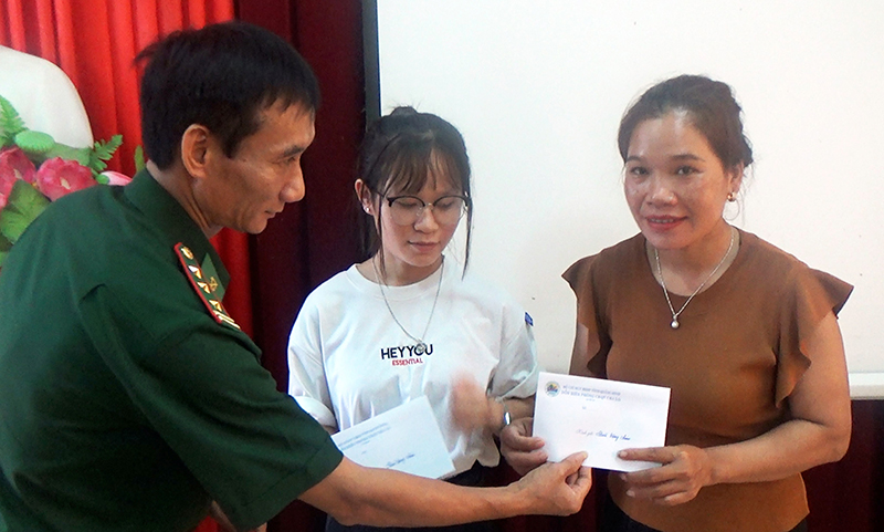Thượng tá Lưu Anh Tuấn trao quà của BĐBP cho em Hồ Thị Khăm và gia đình em Hồ Thị Viện