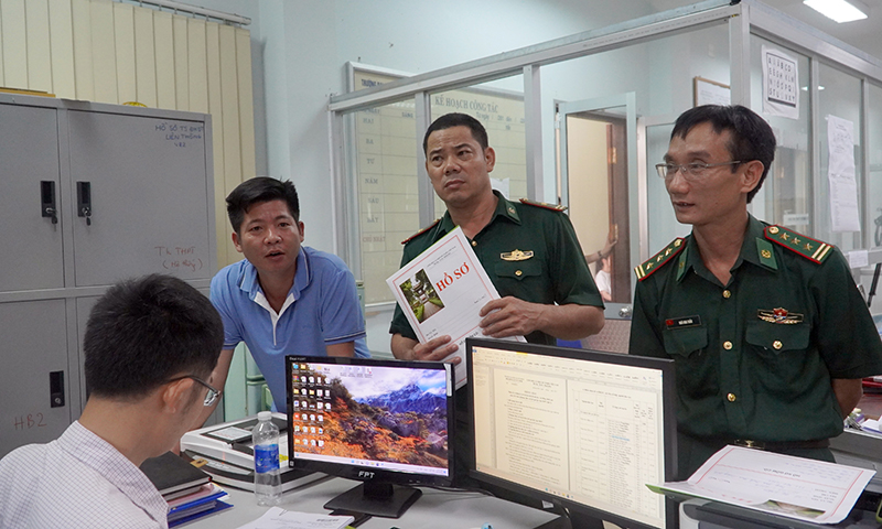 Cán bộ Đồn Biên phòng cửa khẩu quốc tế Cha Lo và Đồn Biên phòng Ra Mai giúp các cháu làm thủ tục tại Trường đại học Quảng Bình