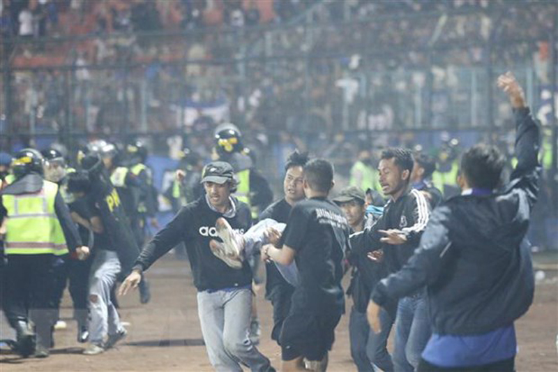 Chuyển người bị thương trong vụ giẫm đạp tại sân vận động ở thành phố Malang, Đông Java, Indonesia, tối 1/10. (Ảnh: THX/TTXVN)