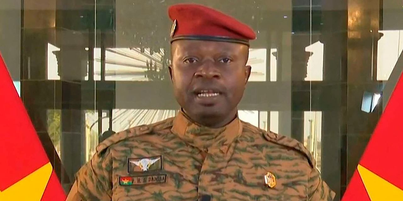  Lãnh đạo chính quyền quân sự ở Burkina Faso, trung tá Paul-Henri Sandaogo Damiba đã đồng ý từ chức. Ảnh tư liệu: AFP