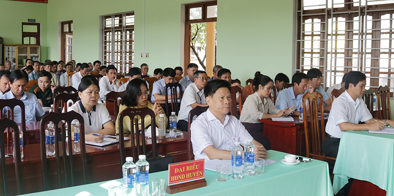 Các đại biểu tham dự buổi tiếp xúc cử tri.