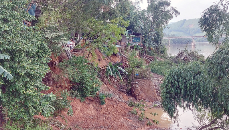 Khu vực sạt lở bên bờ sông Gianh.