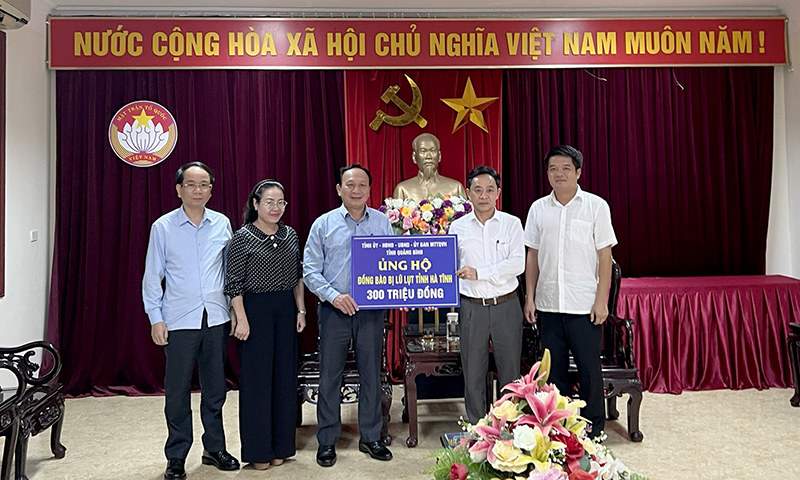 Đồng chí Phó Bí thư Thường trực Tỉnh ủy Trần Hải Châu trao 300 triệu đồng hỗ trợ tỉnh Hà Tĩnh khắc phục hậu quả mưa lũ 