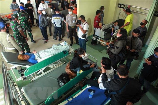 Người bị thương trong vụ giẫm đạp được điều trị tại bệnh viện ở Malang, Đông Java, Indonesia, ngày 2/10. (Ảnh: THX/TTXVN)