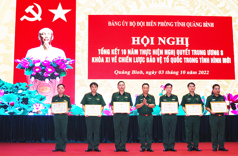  Đồng chí Chỉ huy trưởng BĐBP Quảng Bình đã trao giấy khen cho 3 tập thể và 5 cá nhân có thành tích tiêu biểu xuất sắc trong thực hiện nhiệm vụ.