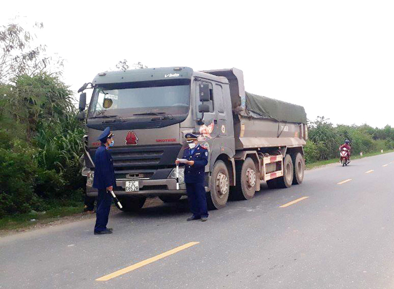 Thanh tra Sở GT-VT tiến hành kiểm tra xe ô tô tải chở hàng.