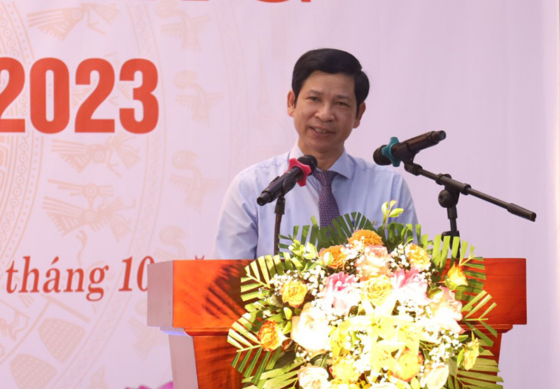 Đồng chí Phó Chủ tịch UBND tỉnh Hồ An Phong phát biểu tại lễ khai giảng...