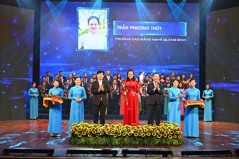 Cô giáo Trần Phương Thúy được vinh danh tại buổi lễ. 